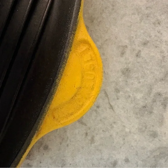Le Creuset Yellow Skillet with handle sleeve - Picture 3 of 4